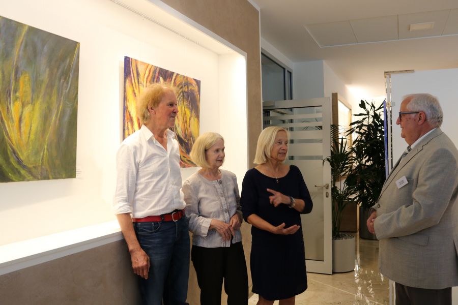 „Begegnungen“: Der stellvertretende Landrat des Kreises Paderborn, Vinzenz Heggen (rechts im Bild) im Gespräch mit den Künstlern (von links nach rechts) Ferdi Spenner, Christa Hahn und Almut Schäck, es fehlt Angelika Gausmann bei der Ausstellungseröffnung im Kreishaus. Foto: © Amt für Presse- und Öffentlichkeitsarbeit, Kreis Paderborn, Ulrike Sander